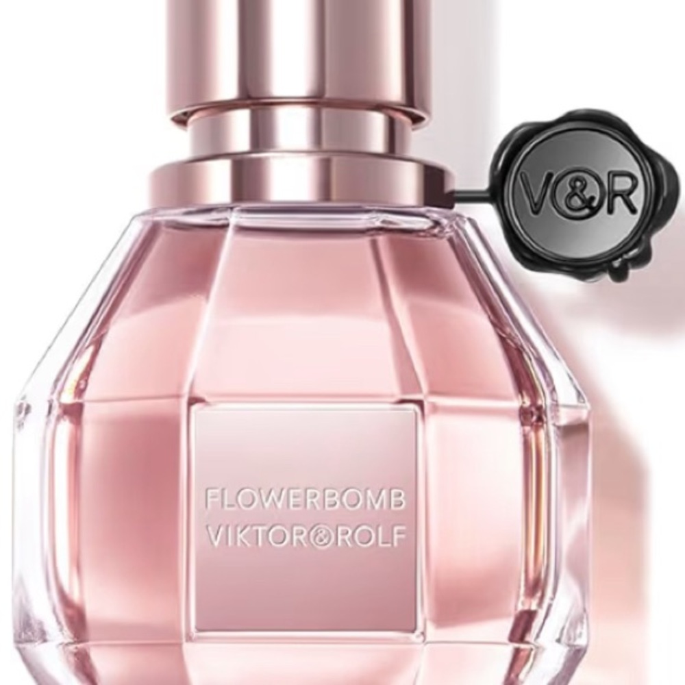 “Flowerbomb” by Viktor&Rolf    30ml/1 fl.oz